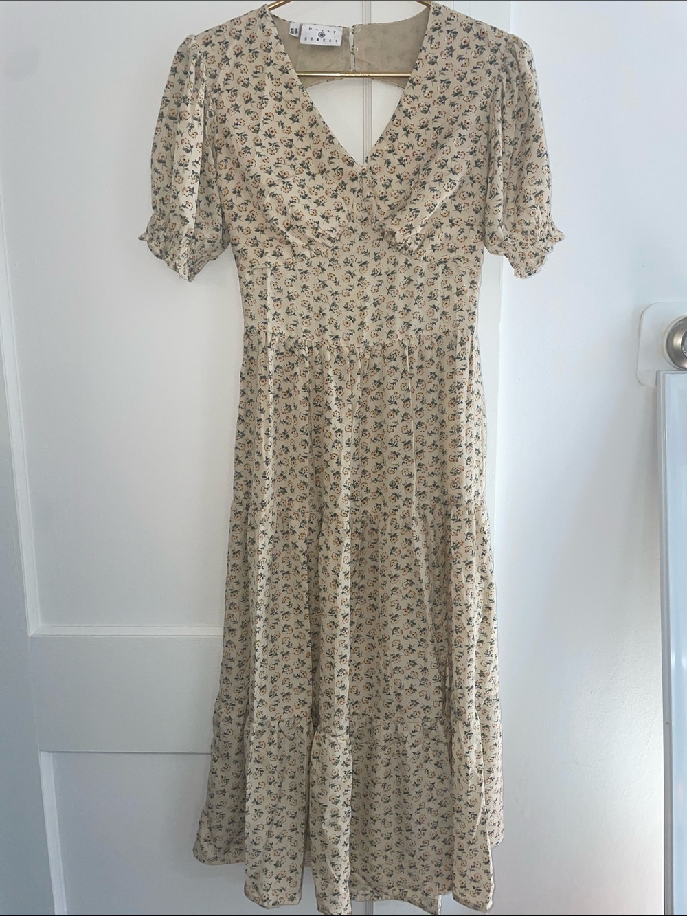 Floral Cream Midi Dress with V-Neck and Short Puff Sleeves